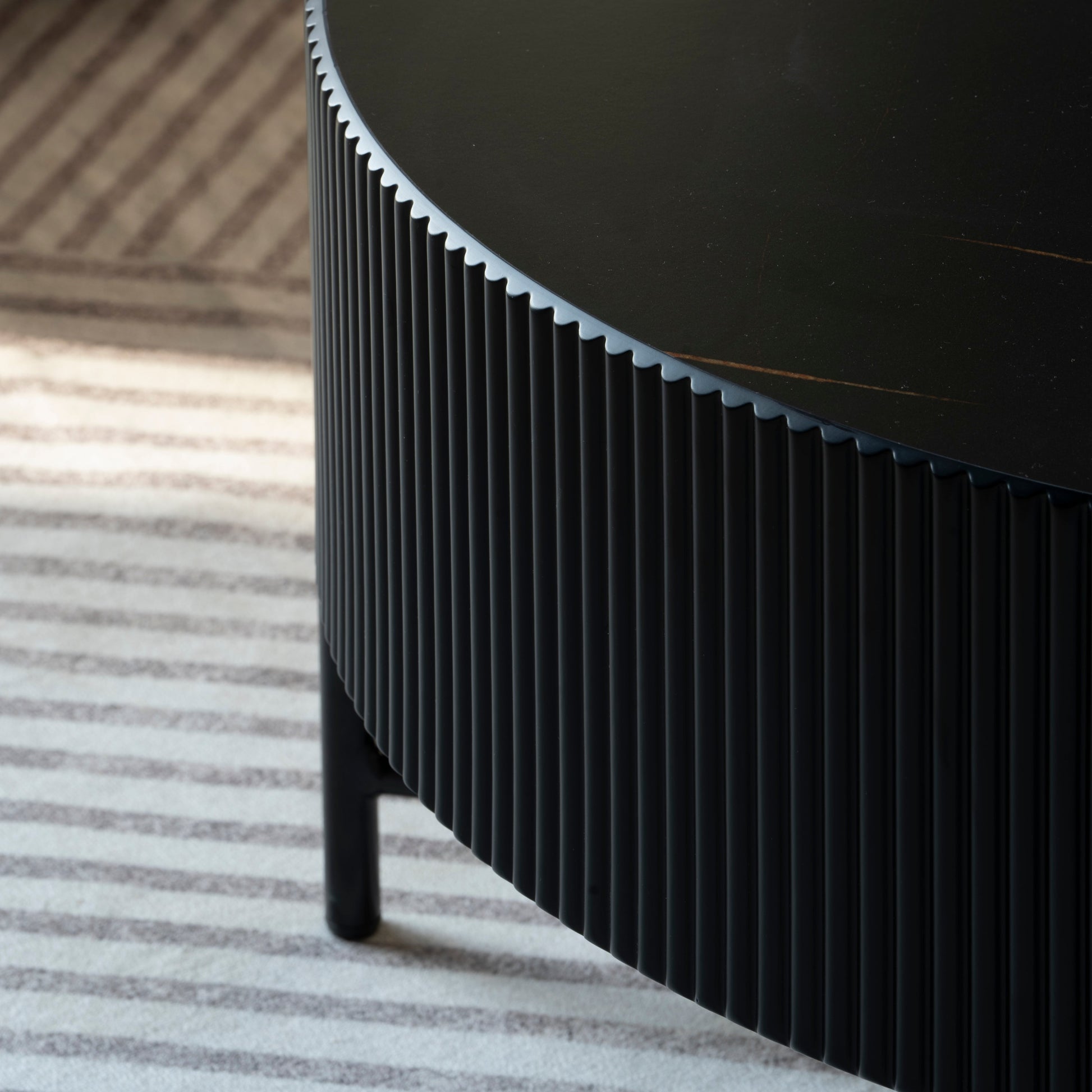 Milo Couchtisch Rund ø80 cm - Marmoroptik & Lamellenoptik Schwarz