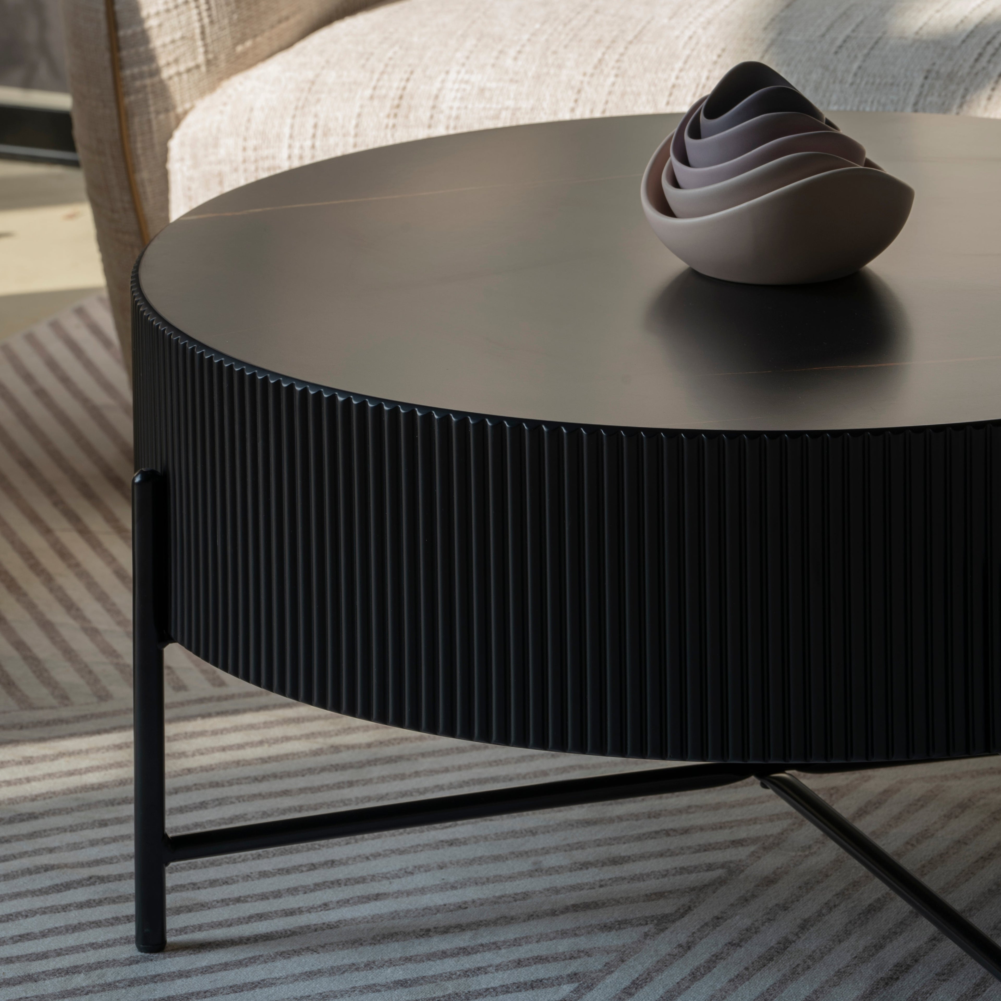 Milo Couchtisch Rund ø80 cm - Marmoroptik & Lamellenoptik Schwarz