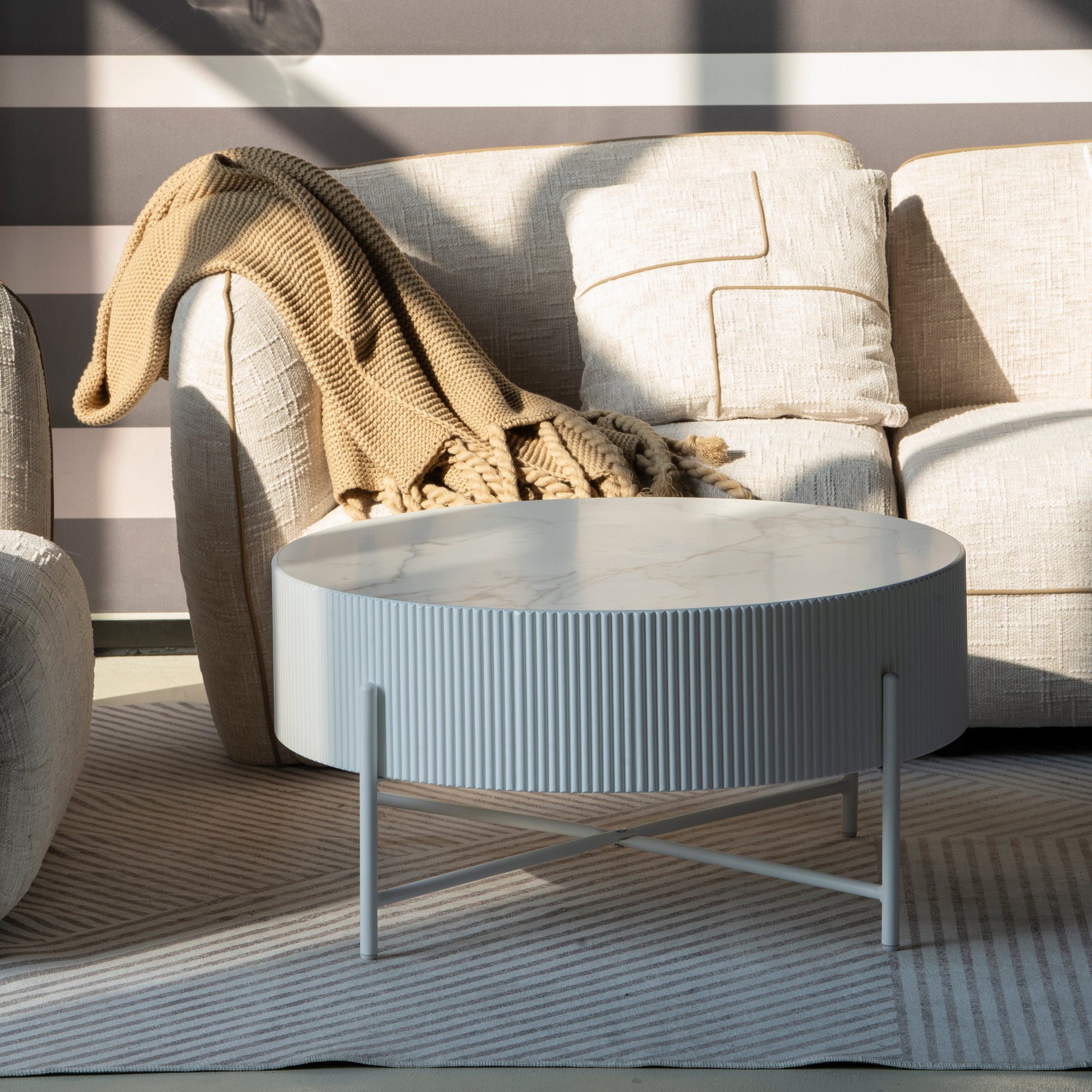 Milo Couchtisch Rund ø80 cm - Marmoroptik & Lamellenoptik Weiß