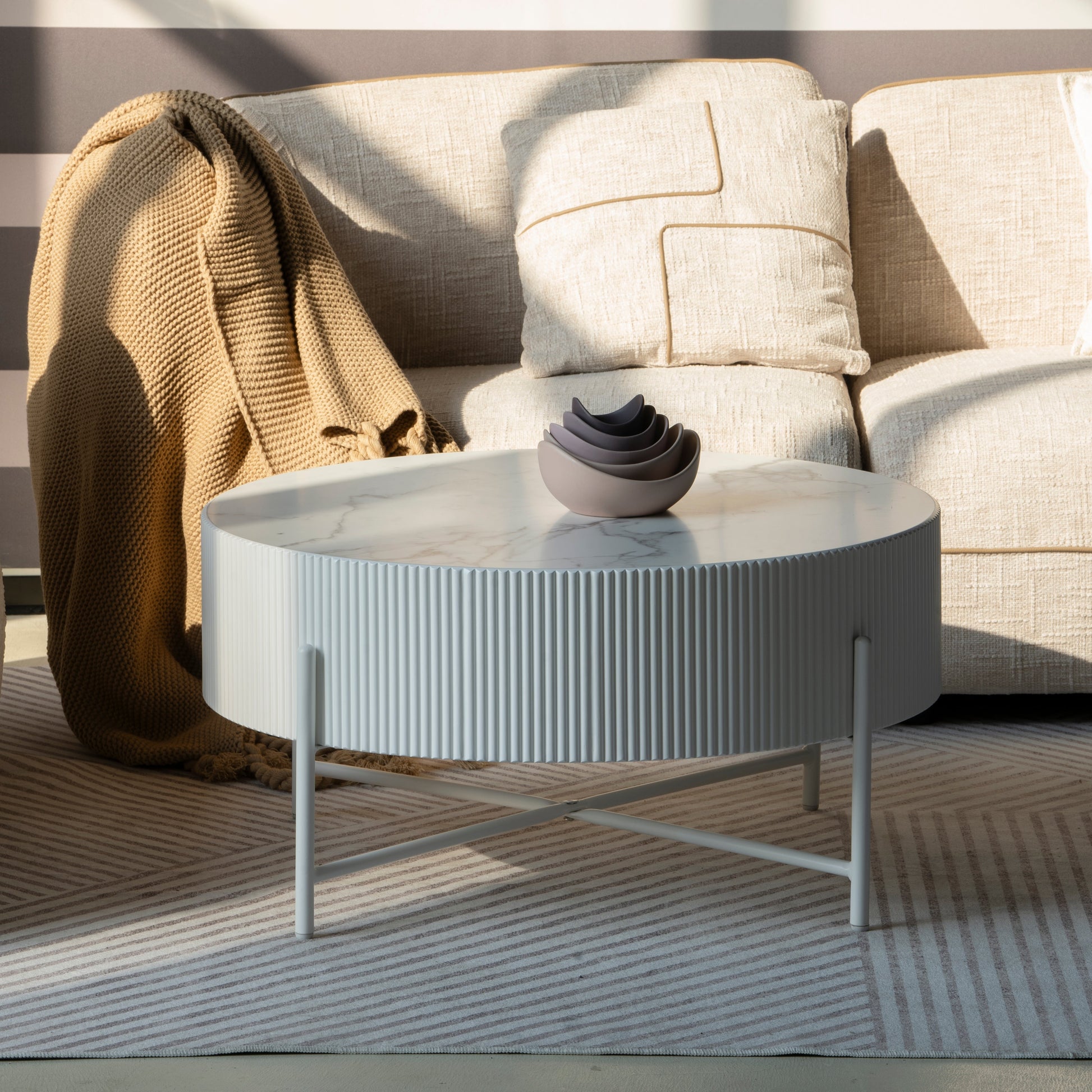 Milo Couchtisch Rund ø80 cm - Marmoroptik & Lamellenoptik Weiß