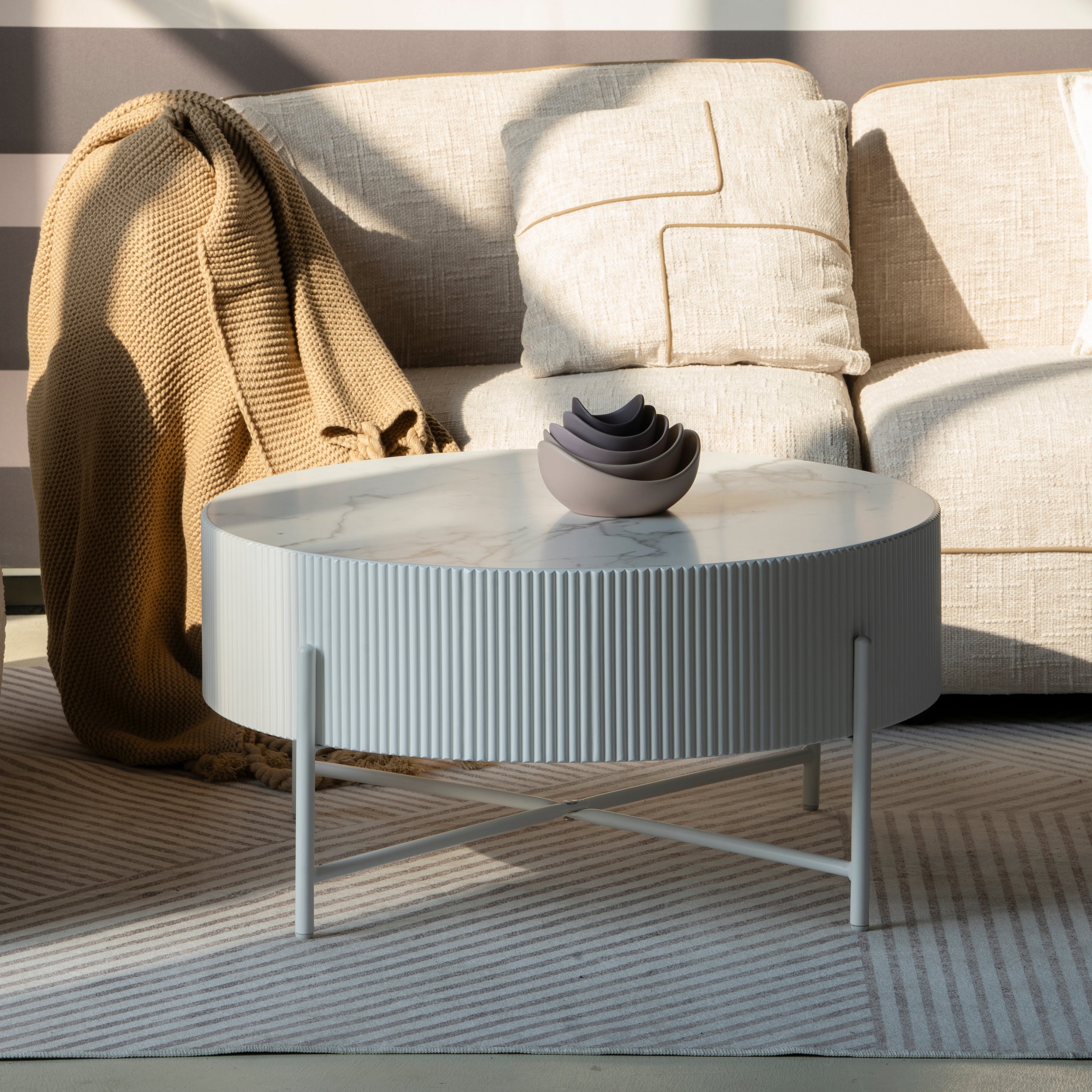 Milo Couchtisch Rund ø80 cm - Marmoroptik & Lamellenoptik Weiß