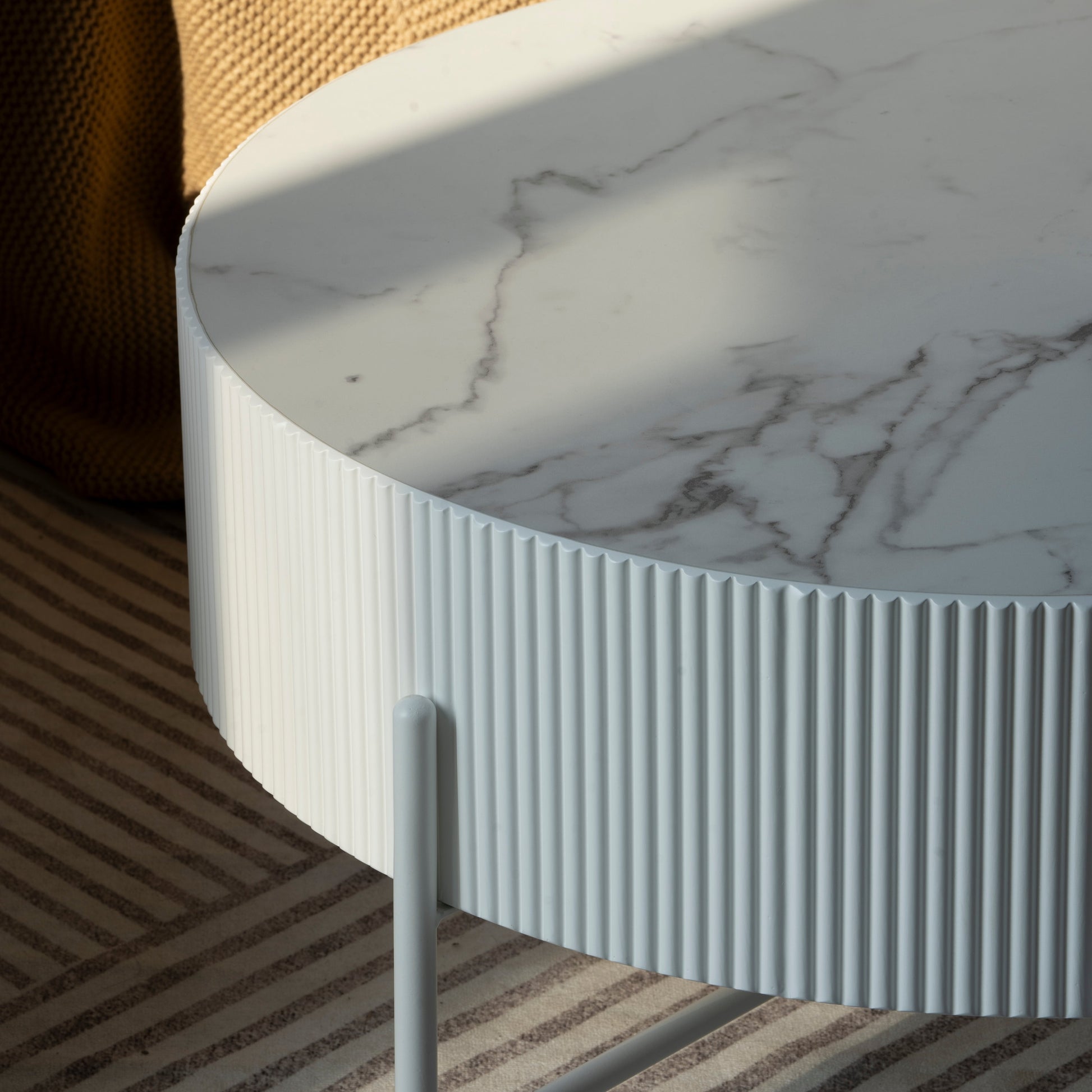 Milo Couchtisch Rund ø80 cm - Marmoroptik & Lamellenoptik Weiß