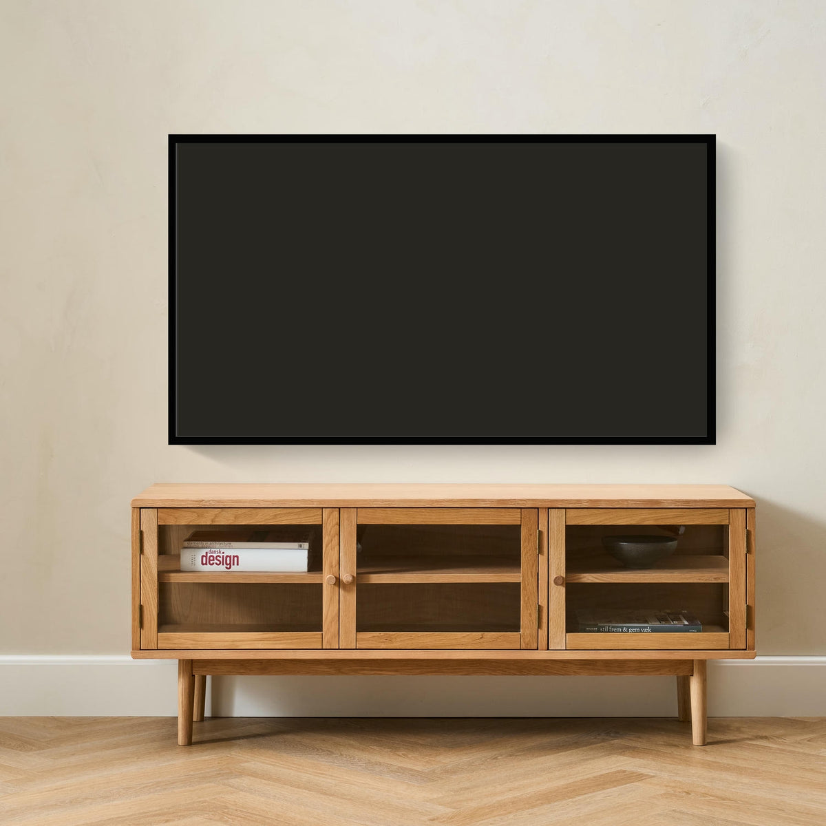 Svendborg TV-Tisch mit 3 Glastüren - 137 cm breit - Wildeiche Natur