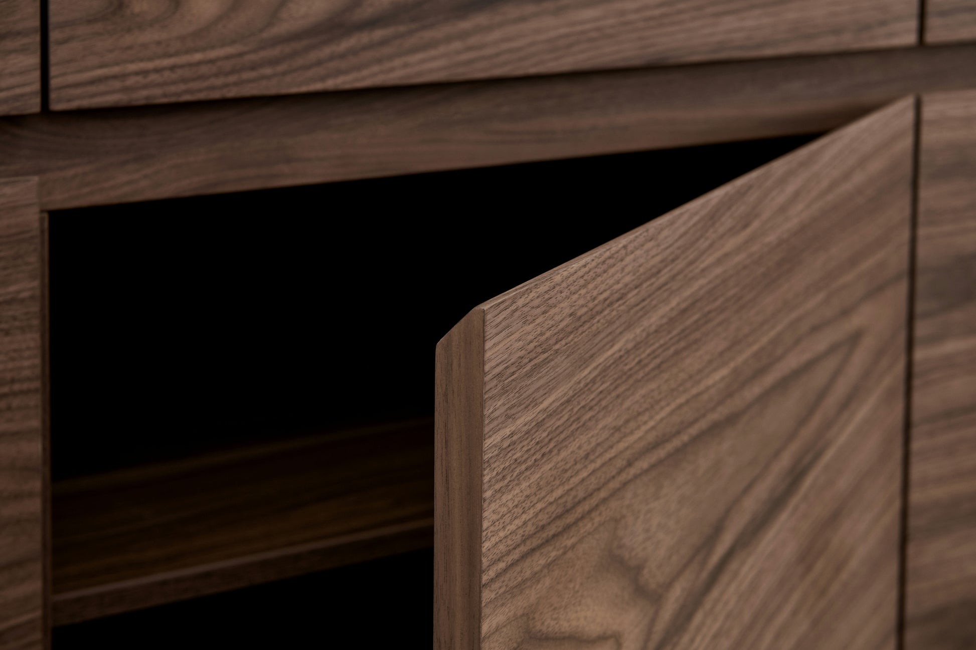 Sideboard Tokyo Nussbaum 4 Türen 205x45x82 cm - FURNHOUSE