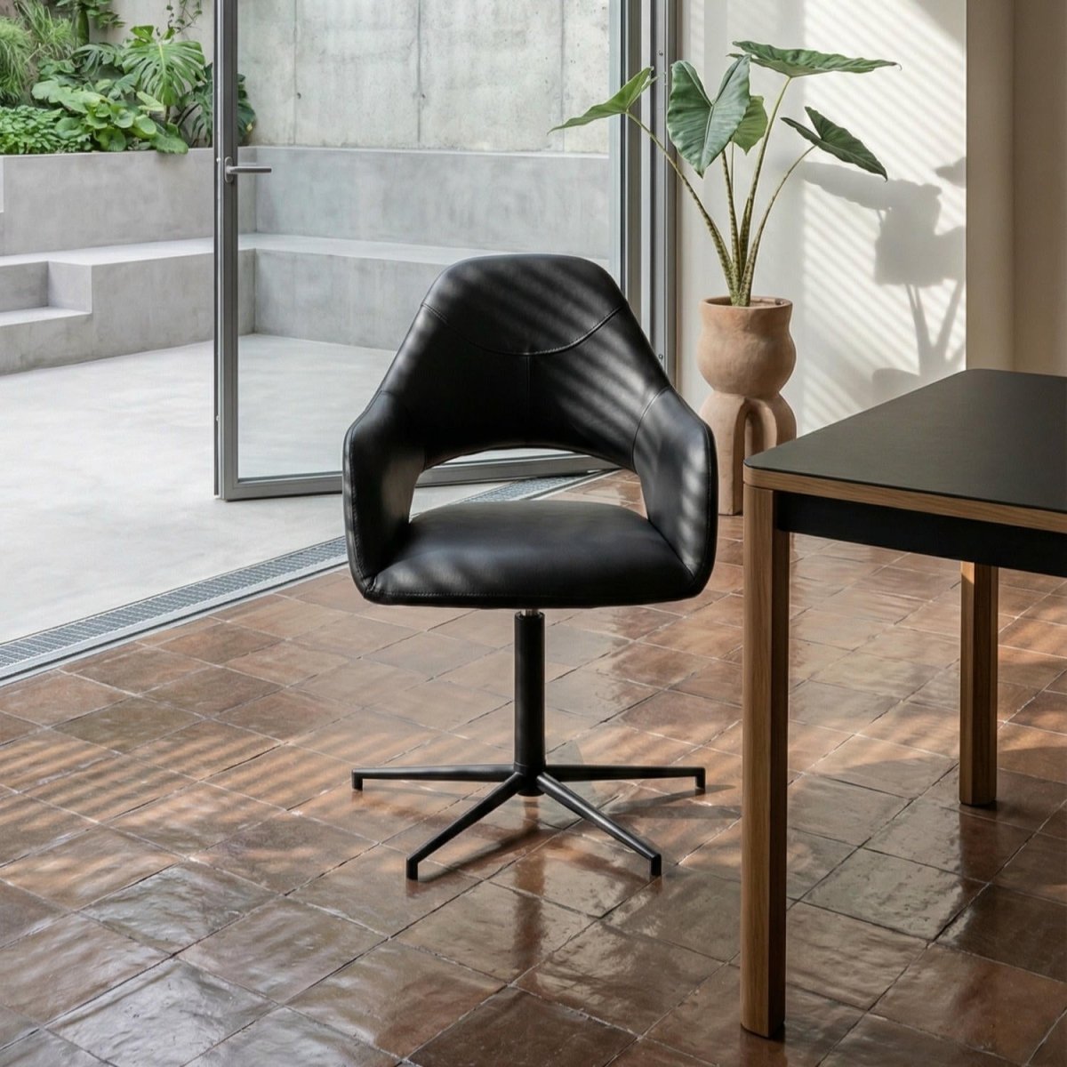 4er Set Esszimmerstühle mit Armlehne - Drehbar - Schwarz - FURNHOUSE