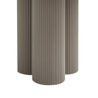 Säulenfüße in Rillenoptik im Detail, Couchtisch Flow ø50 cm Grau