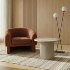 Couchtisch Easy ø60 cm Grau im Wohnzimmer vor dem Sofa