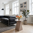 Couchtisch Aura ø50 cm Braun im Wohnzimmer vor dem Sofa