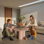 Familie spielt am Couchtisch Flow ø80 cm Braun im Wohnzimmer