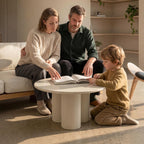 Familie spielt am Couchtisch Flow ø80 cm Weiß im Wohnzimmer