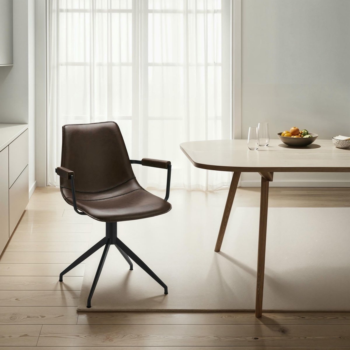 Isabel Esszimmerstühle mit Armlehne 2er Set - Drehbar, Kunstleder Braun - FURNHOUSE