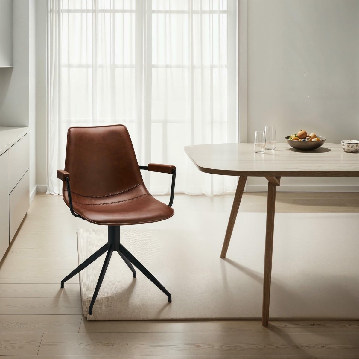 Isabel Esszimmerstühle mit Armlehne 2er Set - Drehbar, Kunstleder Cognac Braun - FURNHOUSE