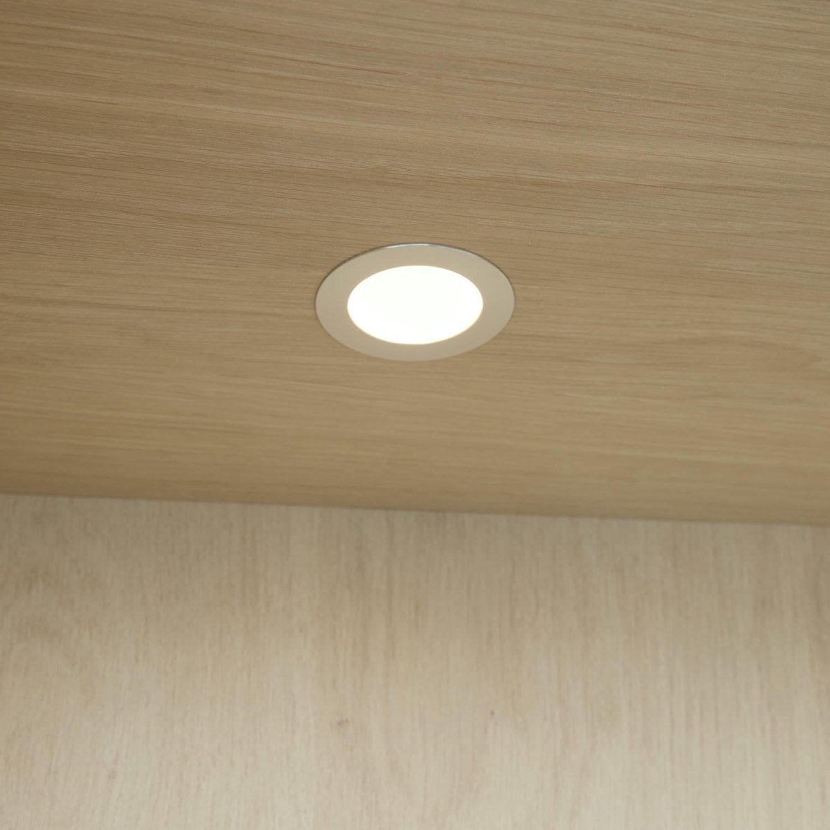 Kerteminde Highboard mit LED-Beleuchtung - 124 cm breit - Eiche Weiß geöltes - FURNHOUSE