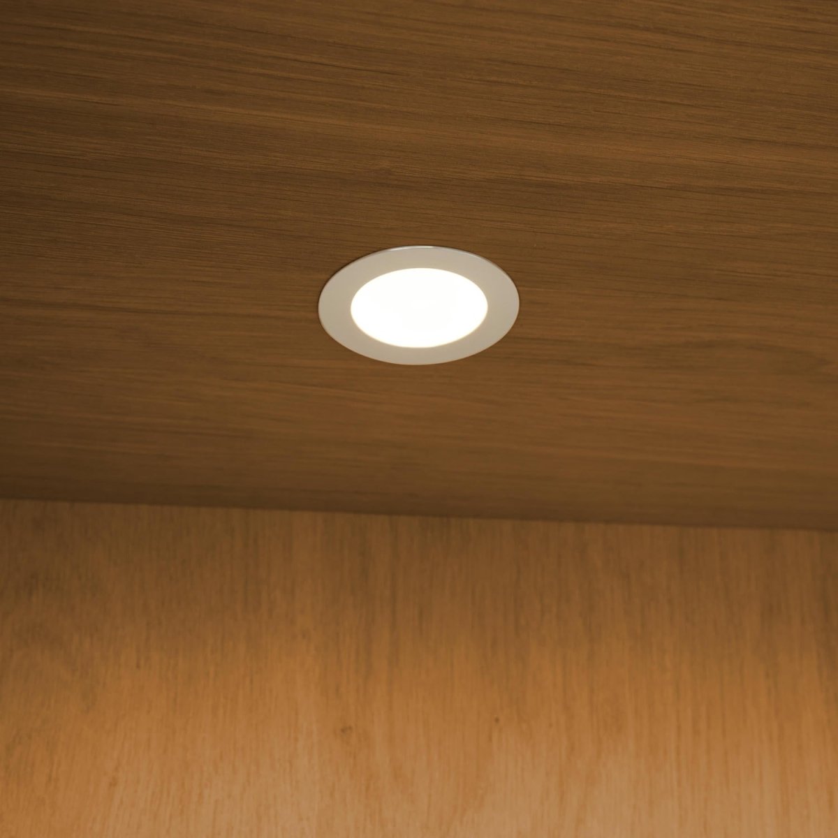 Kerteminde Highboard mit LED-Beleuchtung - 124 cm breit - Wildeiche Natur - FURNHOUSE