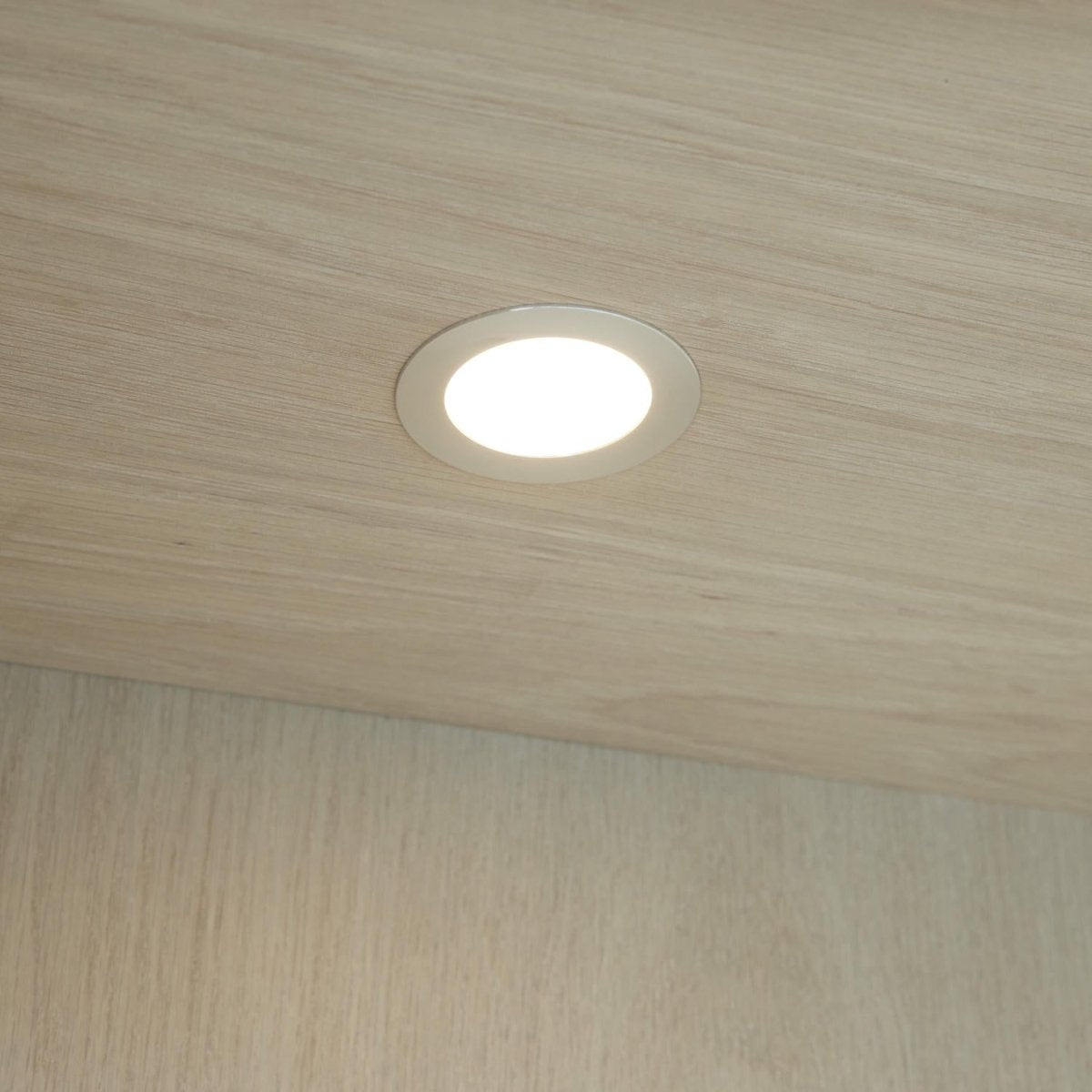 Kerteminde Vitrine mit LED-Beleuchtung - 100 cm breit - Eiche Weiß geöltes - FURNHOUSE