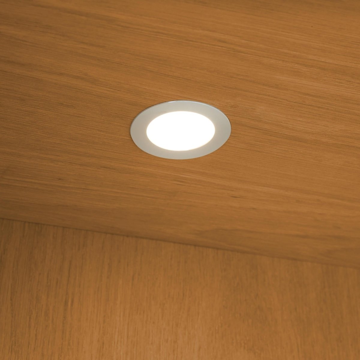 Kerteminde Vitrine mit LED-Beleuchtung - 100 cm breit - Wildeiche Natur - FURNHOUSE