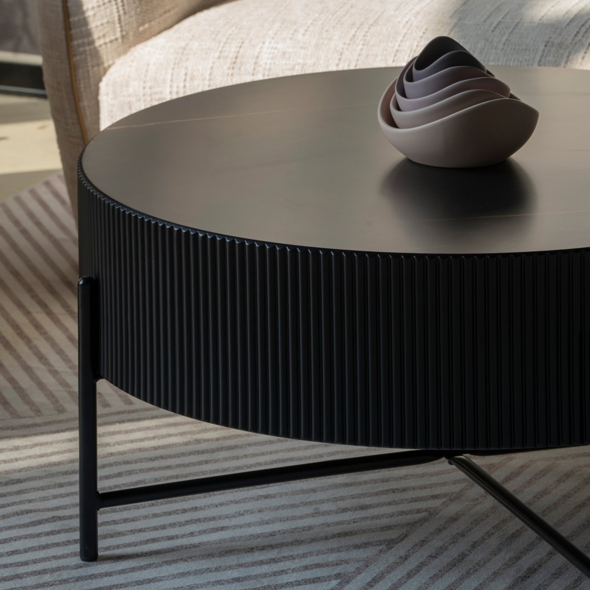 Milo Couchtisch Rund ø80 cm - Marmoroptik & Lamellenoptik Schwarz - FURNHOUSE