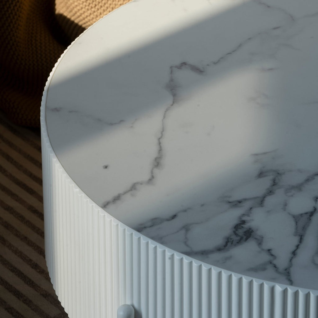 Milo Couchtisch Rund ø80 cm - Marmoroptik & Lamellenoptik Weiß - FURNHOUSE