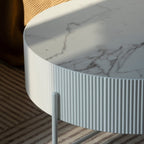 Milo Couchtisch Rund ø80 cm - Marmoroptik & Lamellenoptik Weiß - FURNHOUSE