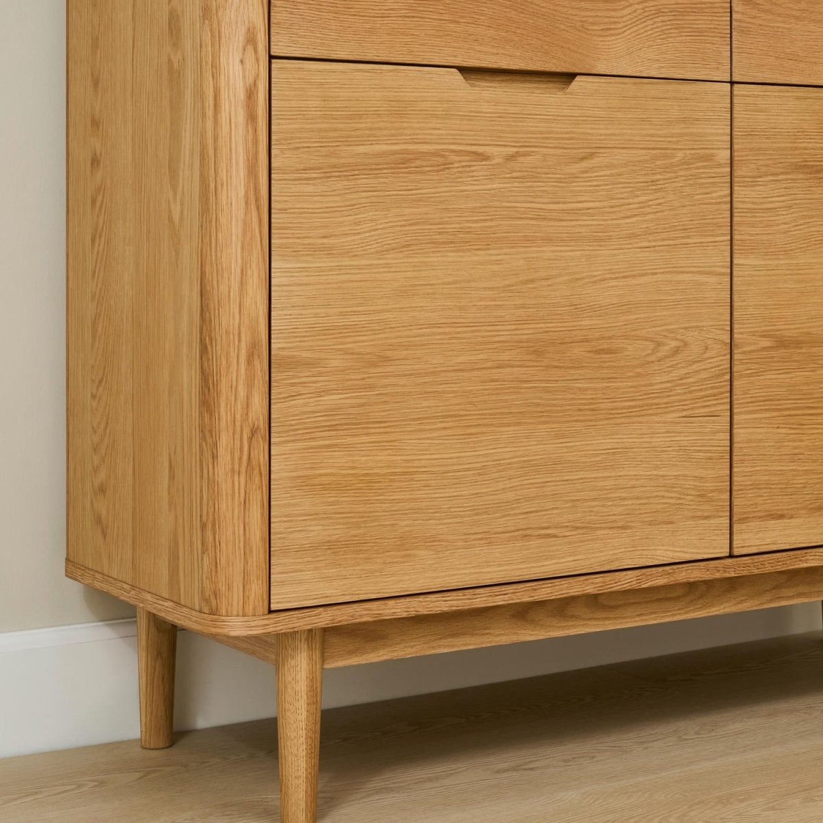 Nyborg Highboard mit LED-Beleuchtung - 123 cm breit - Wildeiche Natur - FURNHOUSE