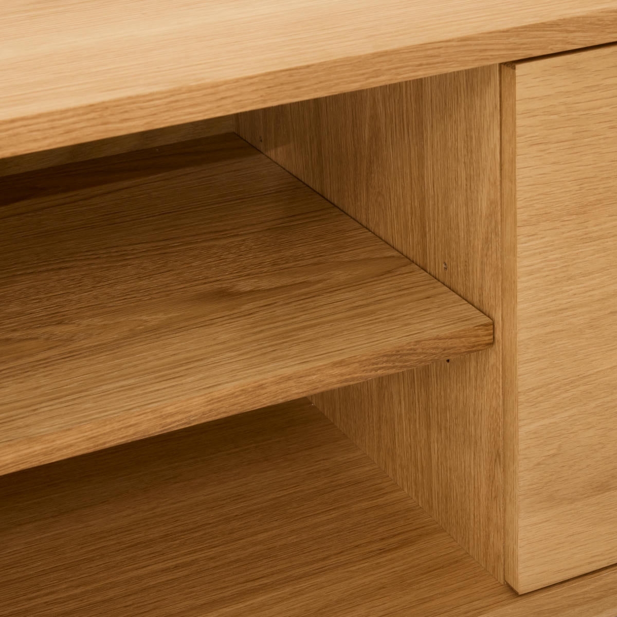 Nyborg TV-Tisch mit 2 Türen - 180 cm breit - Wildeiche Natur - FURNHOUSE