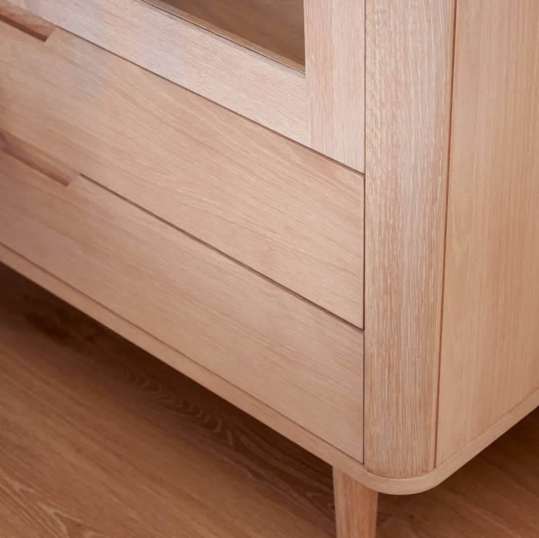 Nyborg Vitrine mit LED-Beleuchtung - 100 cm breit - Eiche Weiß geöltes - FURNHOUSE