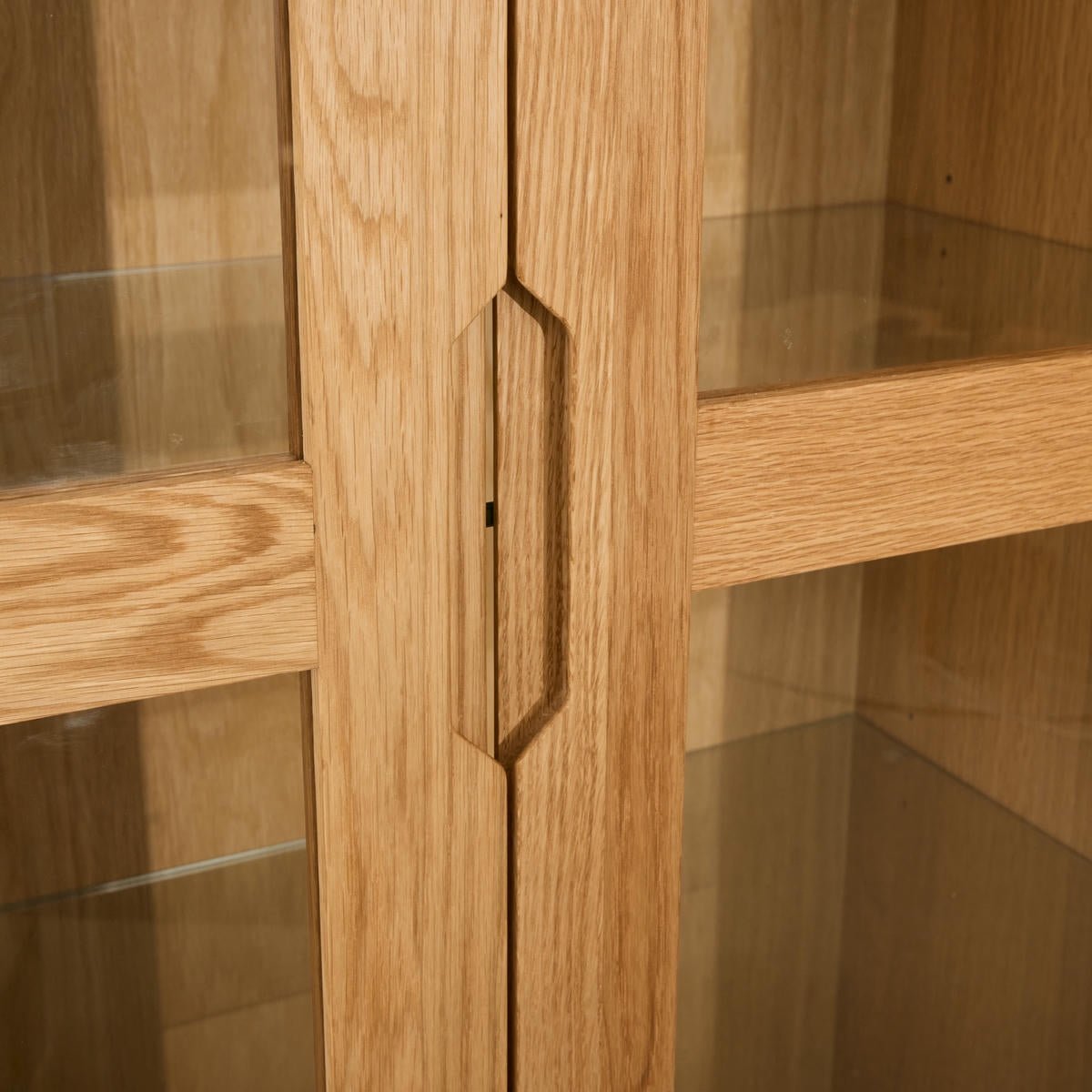 Nyborg Vitrine mit LED-Beleuchtung - 100 cm breit - Wildeiche Natur - FURNHOUSE