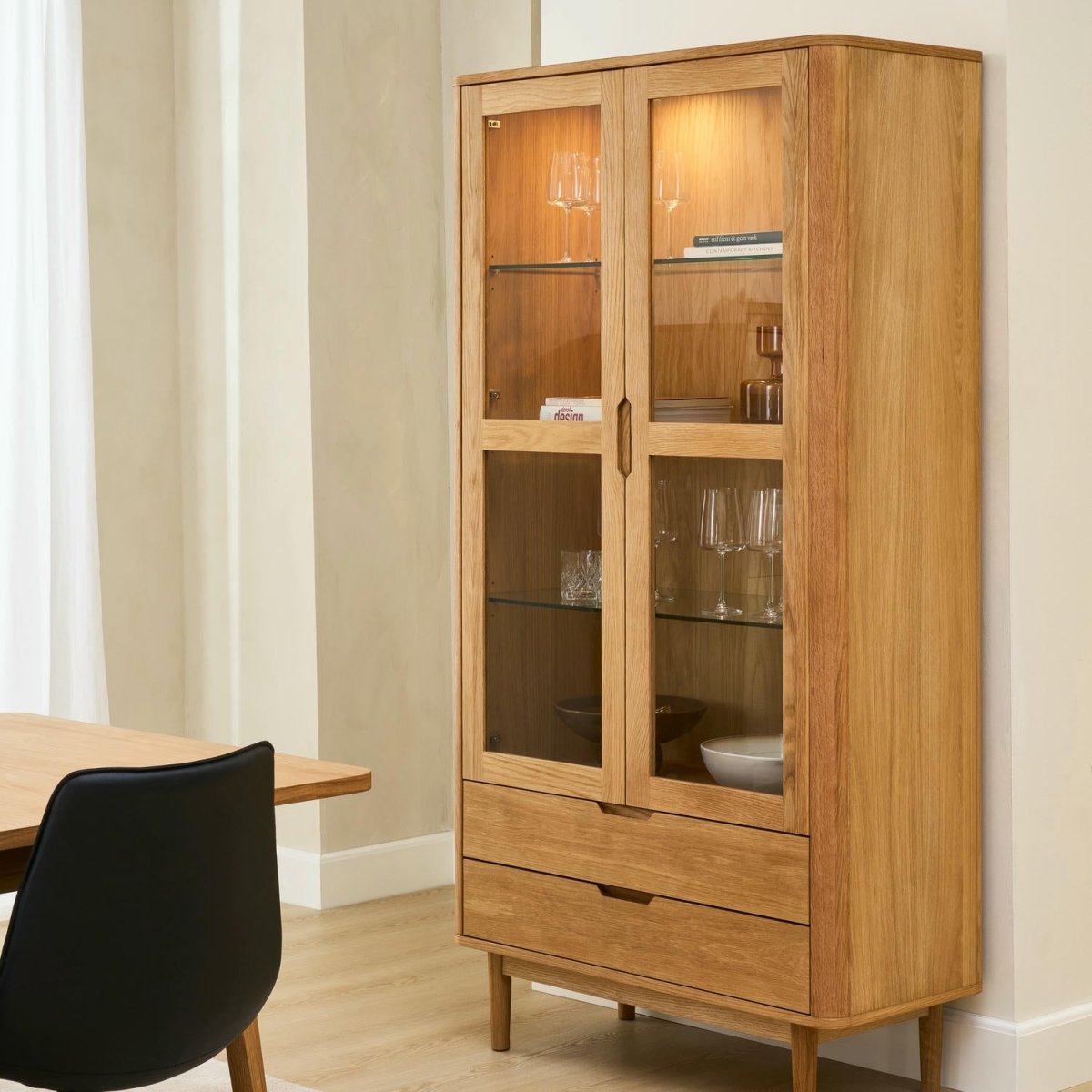 Nyborg Vitrine mit LED-Beleuchtung - 100 cm breit - Wildeiche Natur - FURNHOUSE