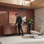 Wohnraum mit Sideboard Tokyo 205 cm Amerikanische Walnuss und Person