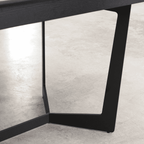 Schwarzes Metallgestell im Detail, Esstisch Tokyo Eiche Schwarz