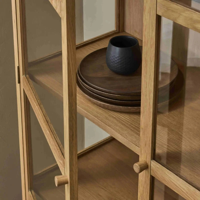 Vitrine Svendborg 100 cm Wildeiche schräg von vorne