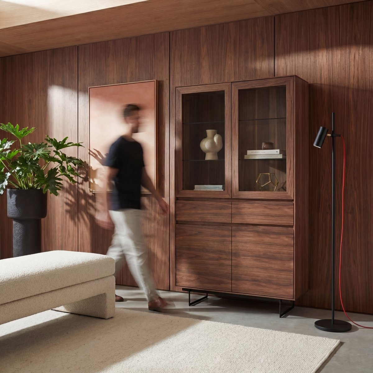 Vitrine mit LED-Beleuchtung - 110 cm breit - Amerikanische Walnuss - FURNHOUSE